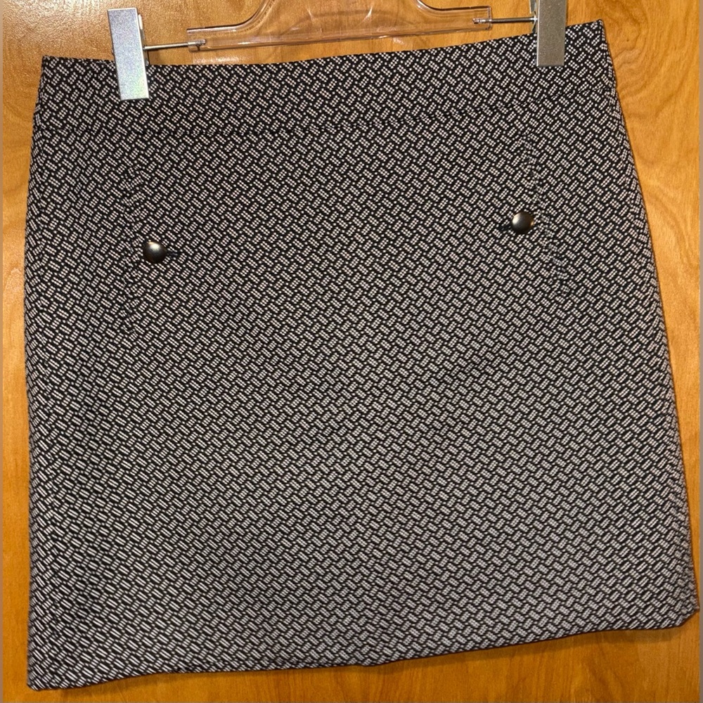 LOFT black/white jacquard geometric print a-line skirt Size 6 rear zipper